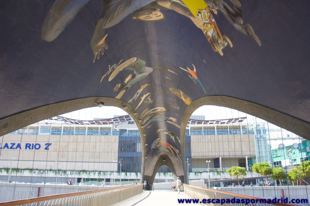 foto de Puente Artístico con el centro comercial Madrid Río al fondo